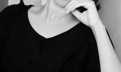 "أسلحة أنثوية عديمة النفع" كتاب شعري جديد للشاعرة اليمنية نينا عامر